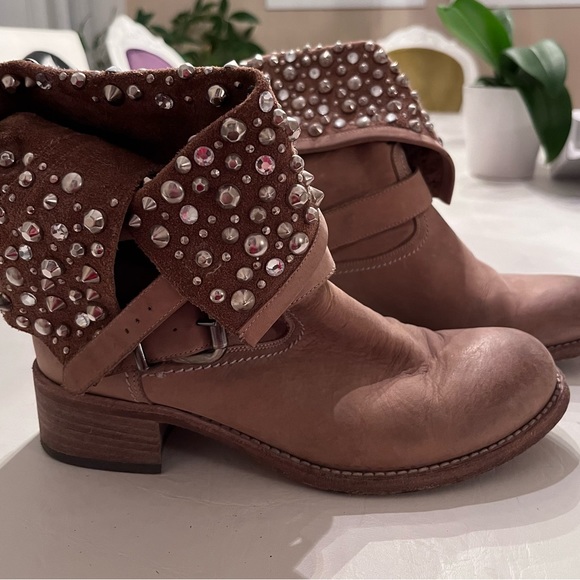 Ankle boots with studded flaps. - Picture 10 of 14